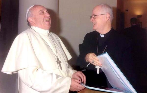 Foto-do-Papa-recebendo-livro-de-charges-e-caricaturas-das-maos-de-Dom-Odilo